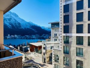 uma vista a partir da varanda de um edifício em Alpenstil, 4 Pax, zentral, 1 Parkplatz - RE31 em St. Moritz