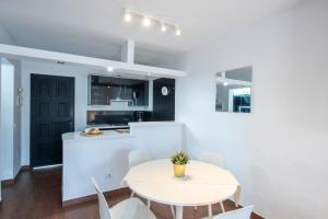 A kitchen or kitchenette at Apartamentos Los Rosales
