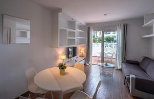 A television and/or entertainment centre at Apartamentos Los Rosales