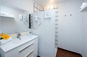 A bathroom at Apartamentos Los Rosales