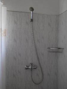 une douche avec pommeau de douche dans une salle de bain dans l'établissement Villa Wunderschön, à Bentota