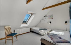 Camera piccola con 2 letti e una sedia di 4 Bedroom Pet Friendly Home In Spttrup a Spottrup
