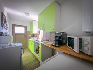 Kuchyň nebo kuchyňský kout v ubytování PUŽMAN Farm Glamping