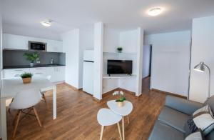 A kitchen or kitchenette at Apartamentos Los Rosales