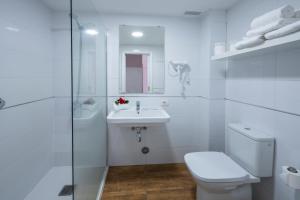 A bathroom at Apartamentos Los Rosales