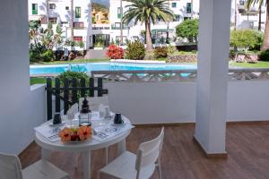 The swimming pool at or close to Apartamentos Los Rosales