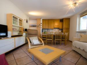 Kuchyňa alebo kuchynka v ubytovaní Appartement calme au centre avec terrasse, WiFi, parking - FR-1-343-198