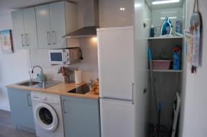 Kuchyň nebo kuchyňský kout v ubytování Playalmud- Vistas al mar, primera línea 1 dormitorio