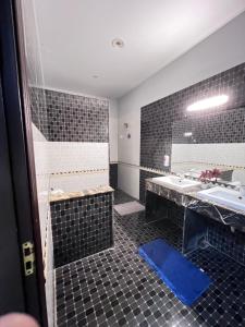 卡拉奇Sea View Inn Guest House的浴室里有两个洗手池和一面镜子 更多49张照片