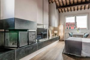 een grote kamer met een bed en een keuken bij enJoy Home - Mansarda nel cuore di Padova in Padua