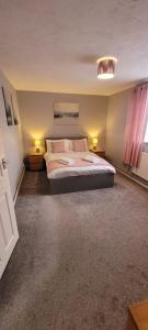1 dormitorio con 1 cama grande y 2 lámparas en Rent Unique the Beeches 2bed, en Crawley