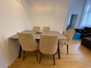 - une table à manger et des chaises dans le salon dans l'établissement Vienna City Apartment 7, à Vienne