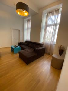 un soggiorno con divano e tavolo di Vienna City Apartment 7 a Vienna