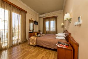 Postel nebo postele na pokoji v ubytování Lakonia Hotel
