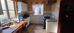 a kitchen with a counter top and a window at Pensión al sur del.mundo in Punta Arenas