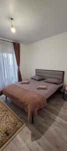um quarto com uma cama grande num quarto em Rental house em Uisenteş