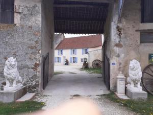 two statues of lions in a building with a tunnel at studio zen, détente et relaxation in Verdelot