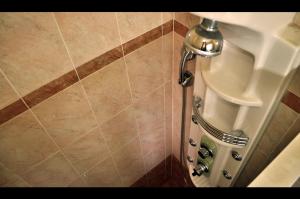 Koupelna v ubytování Lakonia Hotel + 33 fotografií