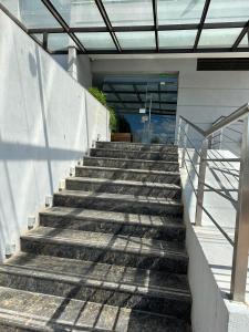una escalera que conduce a un edificio en Departamento en Corrientes en Corrientes