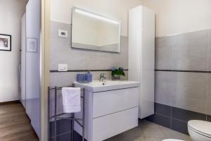 A bathroom at enJoy Home - Attico con idromassaggio e garage - zona Sant'Antonio