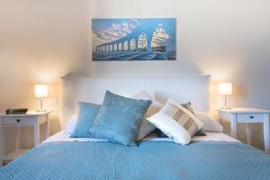 A bed or beds in a room at enJoy Home - Attico con idromassaggio e garage - zona Sant'Antonio