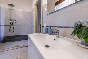 A bathroom at enJoy Home - Attico con idromassaggio e garage - zona Sant'Antonio