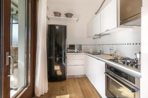 A kitchen or kitchenette at enJoy Home - Attico con idromassaggio e garage - zona Sant'Antonio