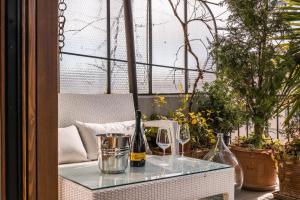 A garden outside enJoy Home - Attico con idromassaggio e garage - zona Sant'Antonio