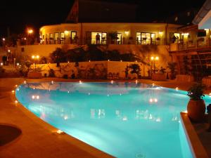 Bazén v ubytování Hotel Barbieri nebo v jeho okolí