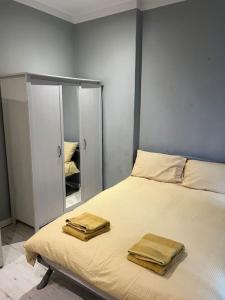 een slaapkamer met een bed met twee handdoeken erop bij Ground floor One Bedroom Flat Hyde Park In Central London in Londen