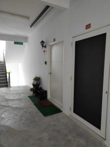 イポーにあるCasa Klebang Homestayの緑の敷物が敷かれた部屋の大きなガレージドア
