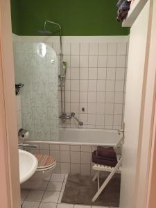 a bathroom with a tub and a toilet and a sink at Im Herzen - Zentral in Leipzig in Leipzig