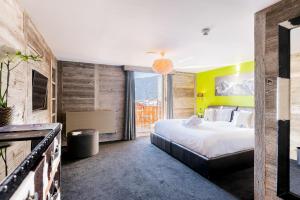 Ένα ή περισσότερα κρεβάτια σε δωμάτιο στο Hotel Farinet