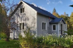 Zahrada ubytování Villa Mäntysaari luonnonrauhaa kaupungin lähellä.