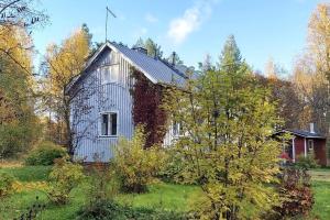Zahrada ubytování Villa Mäntysaari luonnonrauhaa kaupungin lähellä.