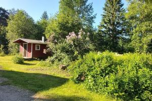 Zahrada ubytování Villa Mäntysaari luonnonrauhaa kaupungin lähellä.