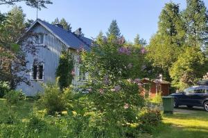 Zahrada ubytování Villa Mäntysaari luonnonrauhaa kaupungin lähellä. + 24 fotografií