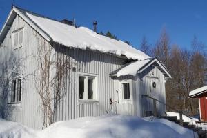 Villa Mäntysaari luonnonrauhaa kaupungin lähellä. v zimě
