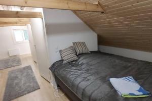 Postel nebo postele na pokoji v ubytování Villa Mäntysaari luonnonrauhaa kaupungin lähellä.
