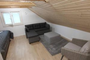 Posezení v ubytování Villa Mäntysaari luonnonrauhaa kaupungin lähellä.