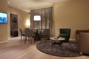 a living room with a table and chairs at CITY STAY - Franklinstrasse in Zurich