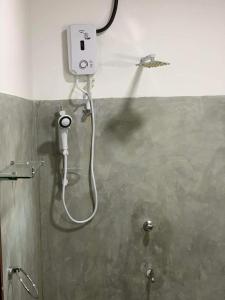 y baño con ducha. en Hanguk Lanka Lagoon Villa en Tangalle