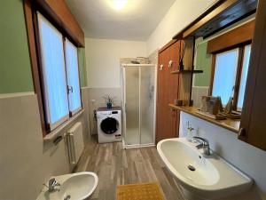 - Baño con 2 lavabos y ducha a ras de suelo en spazioso appartamento vicino al centro di verona, en Verona