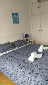 1 dormitorio con 1 cama con 2 toallas en Apartamento em Torreira - Nenúfares en Torreira