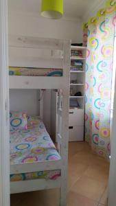 a small room with a bunk bed and a small room with a bunk bed at Apartamento em Torreira - Nenúfares in Torreira