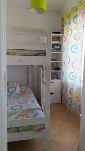 mały pokój z łóżkiem piętrowym i mały pokój z łóżkiem piętrowym w obiekcie Apartamento em Torreira - Nenúfares w mieście Torreira