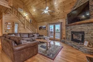 ein Wohnzimmer mit einem Sofa und einem Kamin in der Unterkunft Cozy Blue Ridge Cabin in Heart of the Mountains in Blue Ridge