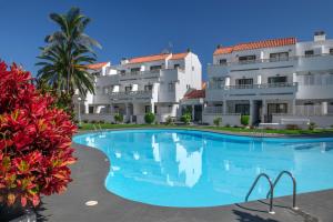The swimming pool at or close to Apartamentos Los Rosales