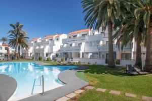 The swimming pool at or close to Apartamentos Los Rosales