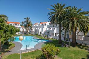 The swimming pool at or close to Apartamentos Los Rosales